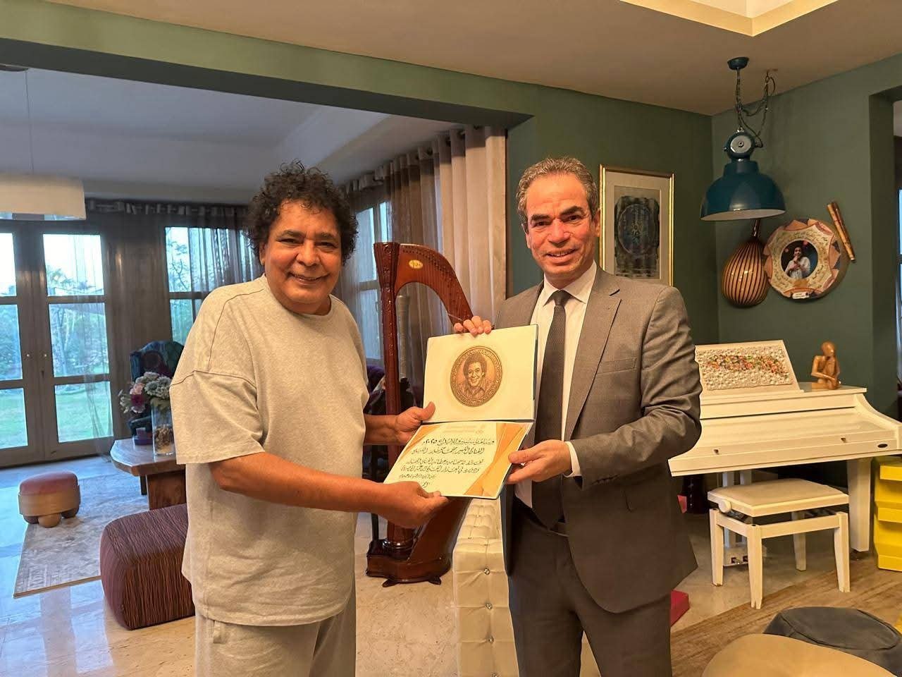 "الكينج" محمد منير يتوّج بوسام ماسبيرو للإبداع: تكريم لمسيرة فنية استثنائية