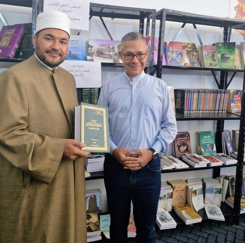 وزير الثقافة الفنزويلي يزور جناح المجلس الأعلى للشئون الإسلامية بمعرض كاراكاس الدولي للكتاب