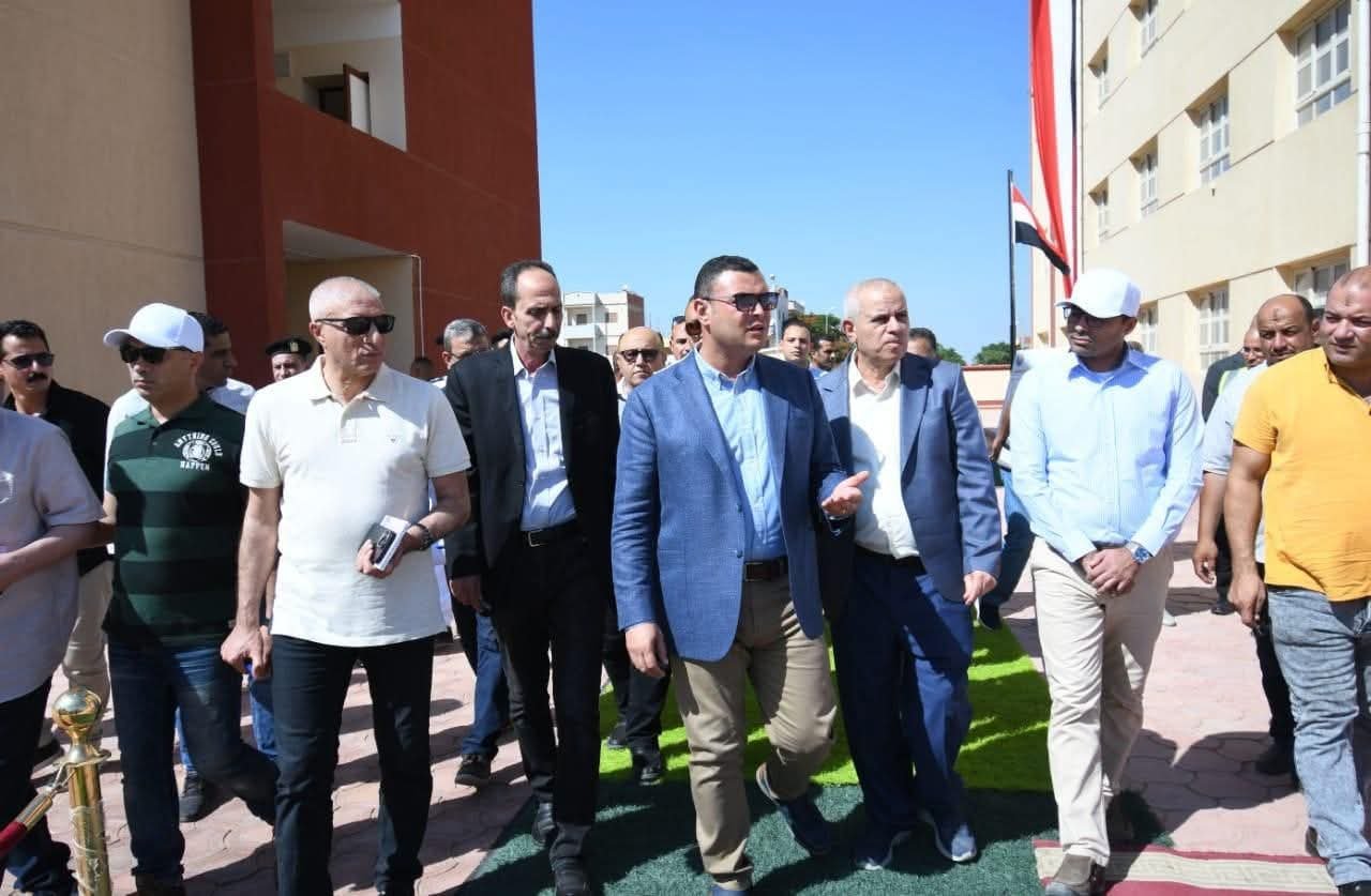 وزير الإسكان يتفقد الطرق والمحاور ومحطة رفع صرف صحي ومشروع تنفيذ مدرسة تعليم أساسي بمدينة النوبارية الجديدة