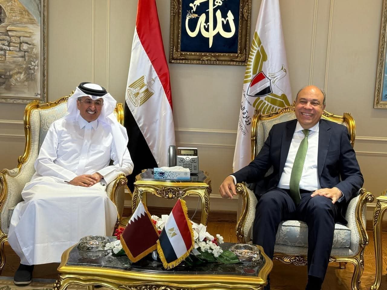وزير الطيران المدني يستقبل وفدًا قطريًا رفيع المستوى ويعلن عن مشروع مشترك لتطوير المسارات الجوية