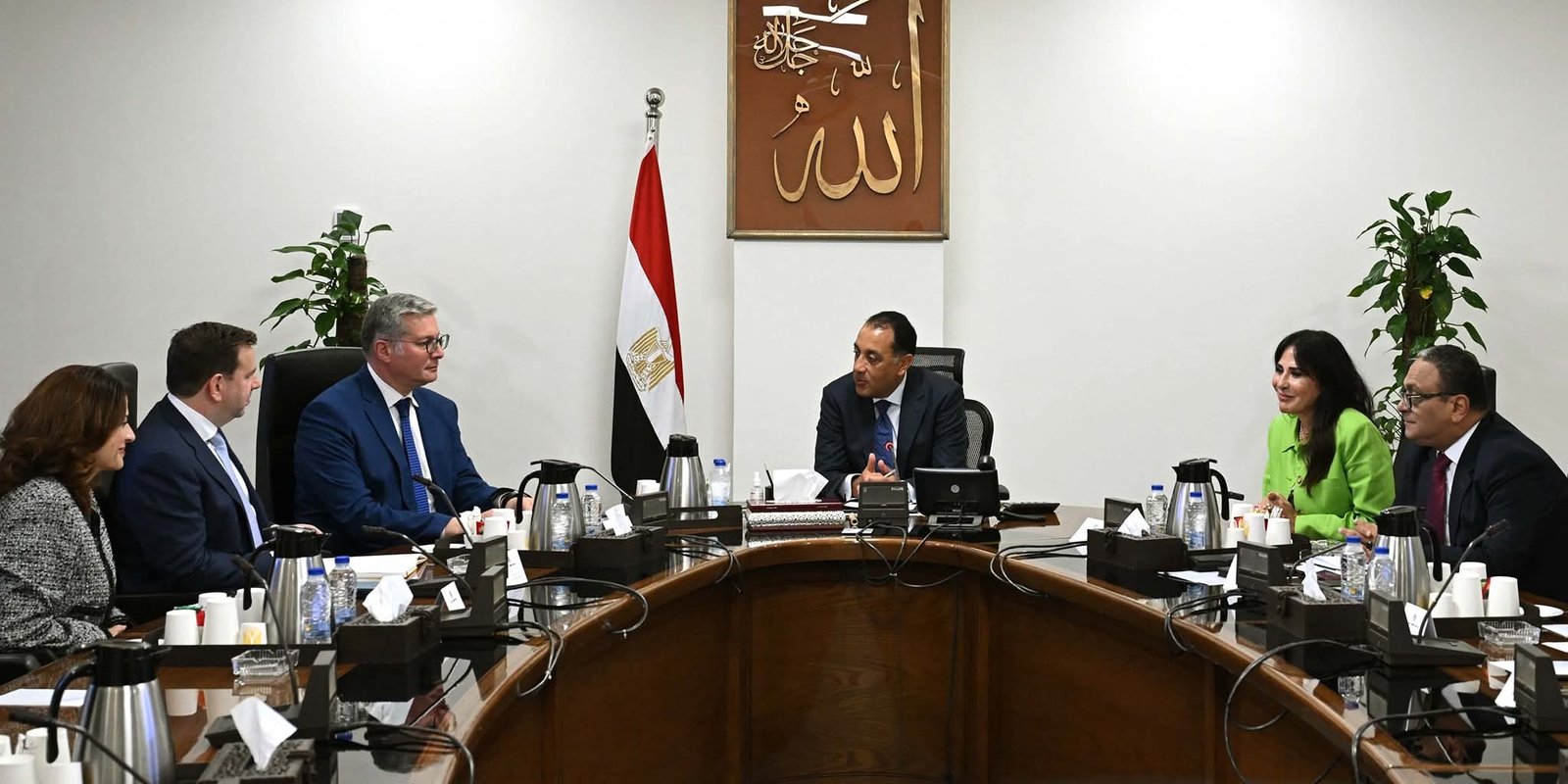 رئيس الوزراء يلتقي رئيس شركة "شل العالمية لأنشطة الغاز المتكاملة"