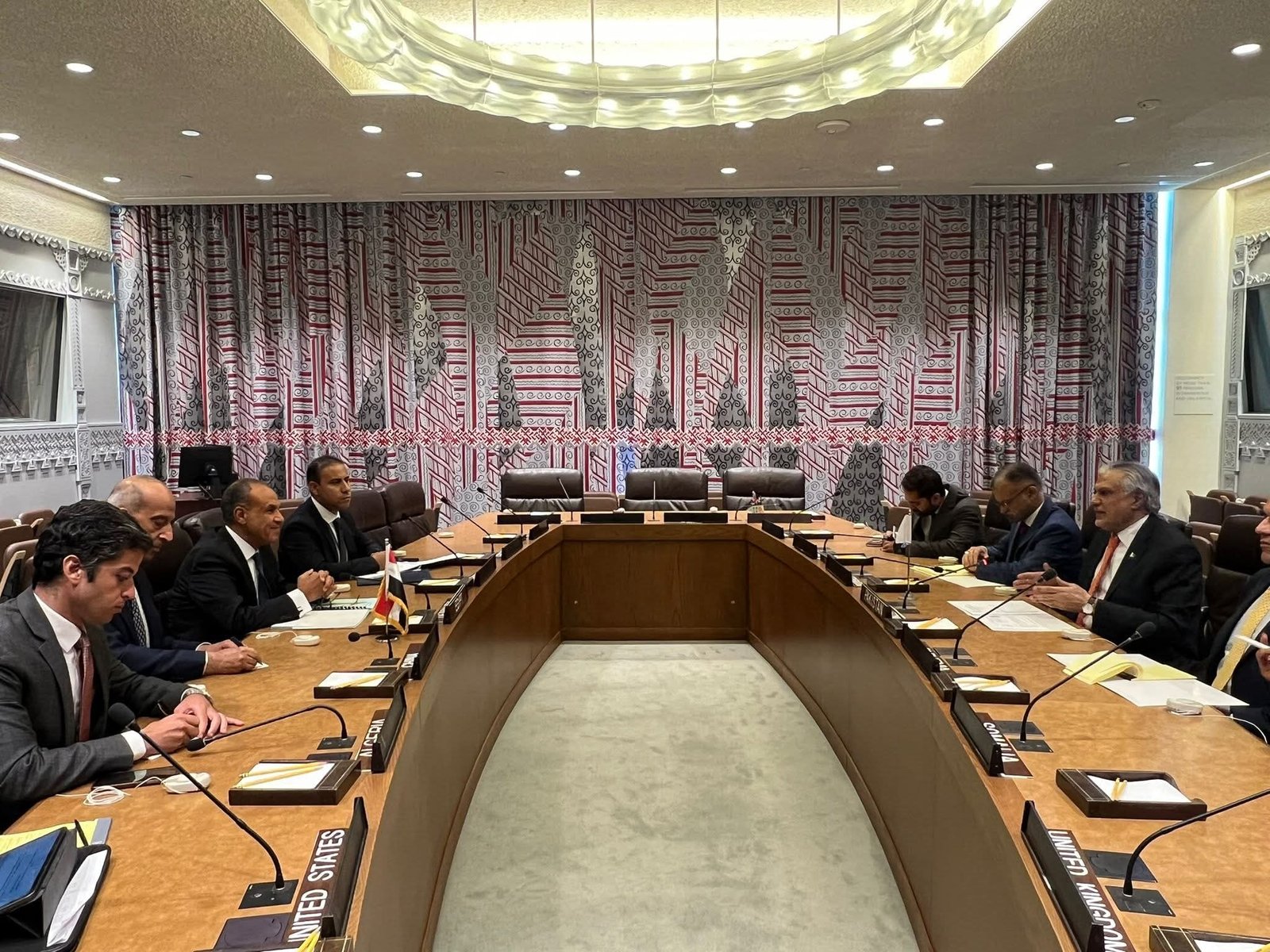 وزير الخارجية والهجرة يلتقي نائب رئيس الوزراء ووزير خارجية باكستان