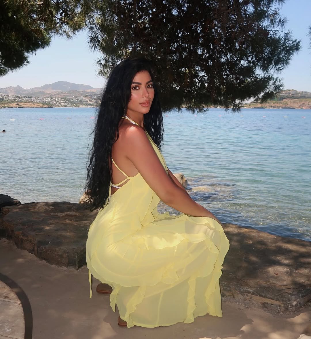 كارولين عزمي تتألق بإطلالة صيفية أنيقة على البحر