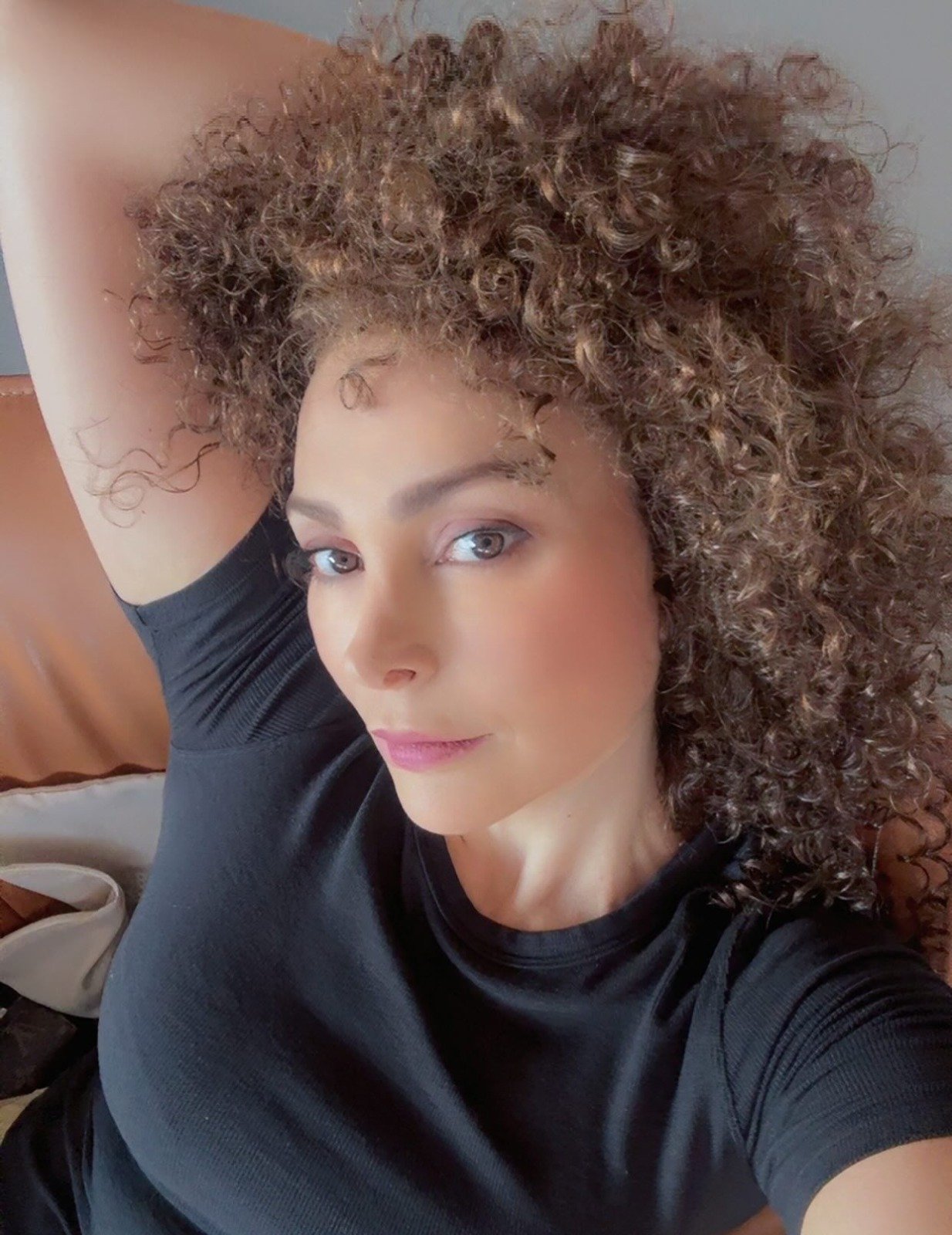 أمل حجازي تتألق في أول ظهور بعد خلع الحجاب: "مرحبا بالحياة"