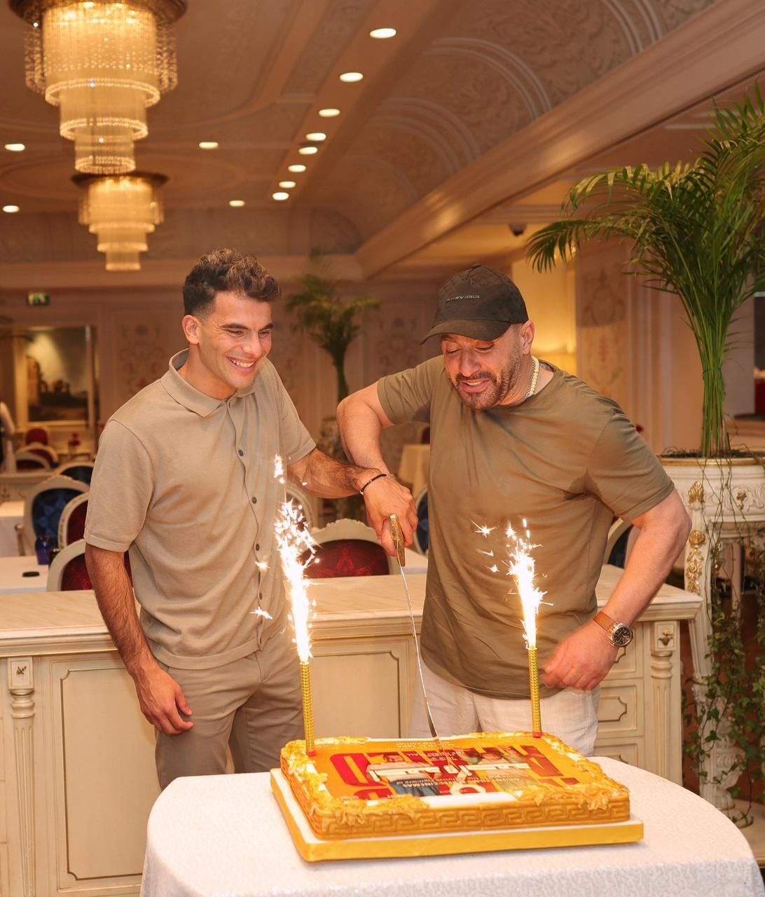 أحمد السقا يحتفل بعرض "أحمد وأحمد" في الإمارات وزيزو يشاركه تقطيع التورتة