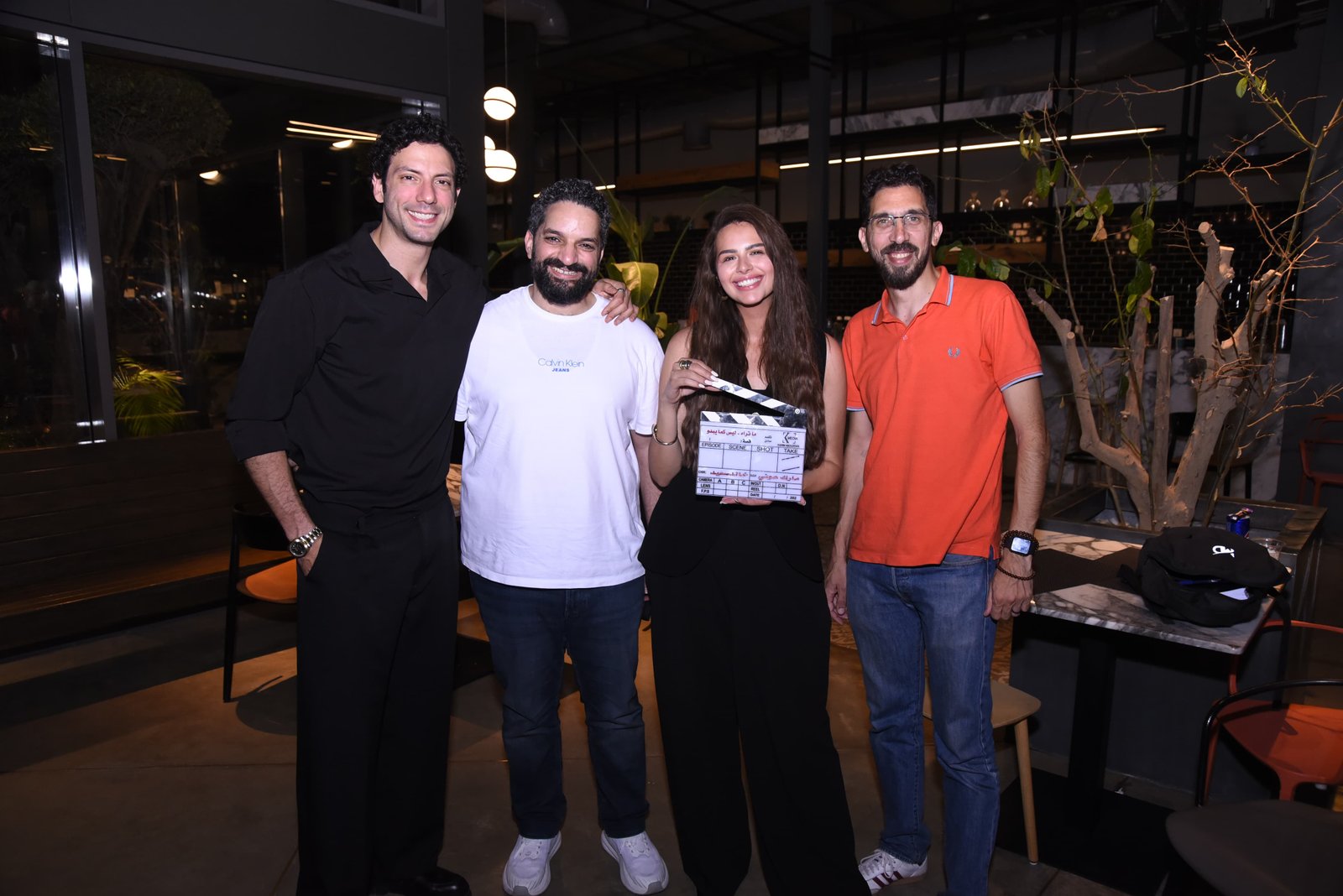 أحمد خالد صالح يفاجئ فريق العمل ويحتفل معهم ويهنئ زوجته وأصدقائه 