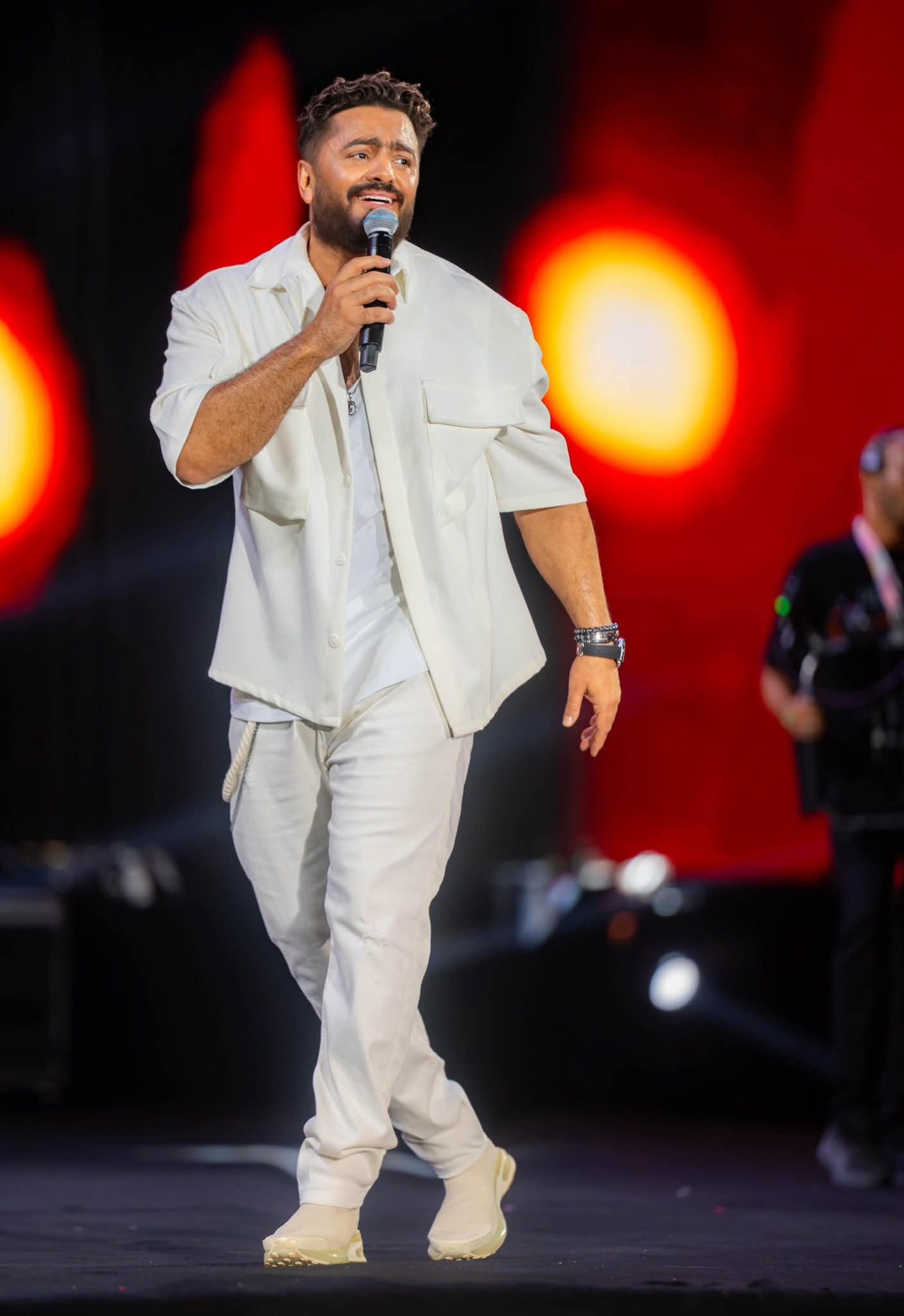 تامر حسني يشعل العلمين الجديدة بحفل جماهيري ضخم.. ويشكر الشامي وكريم أسامة: "نورتوا المسرح وقلبي"