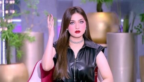 ياسمين عز تحرج مصطفى كامل على الهواء: "أنا آنسة لو سمحت"