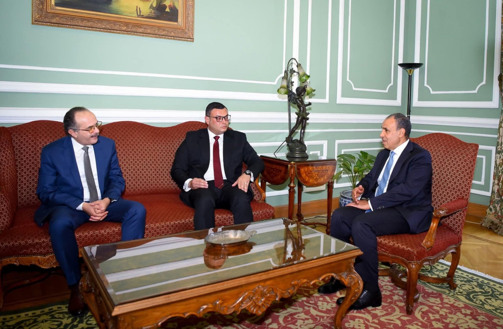 وزير الخارجية يستقبل وزير الإسكان والمرافق والمجتمعات العمرانية