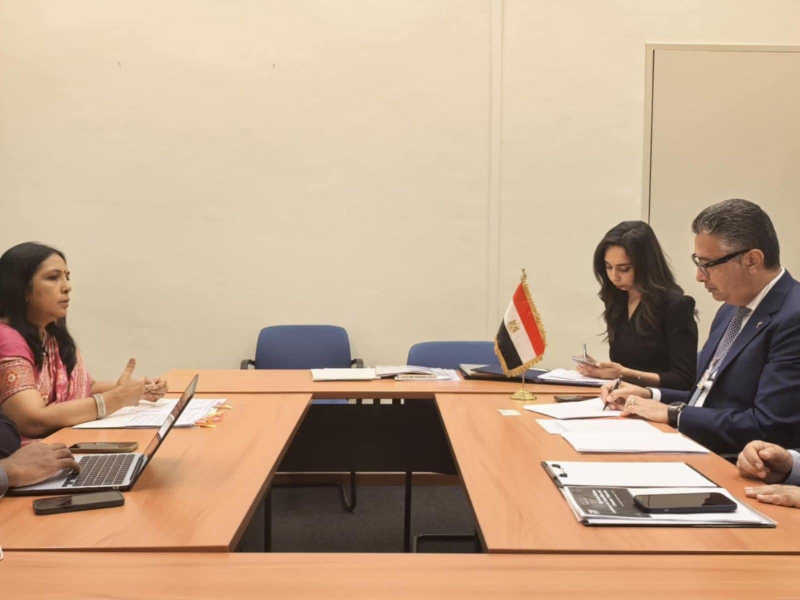 وزير التموين يلتقي السكرتير العام لوزارة شؤون المستهلك وتوزيع الأغذية بجمهورية الهند