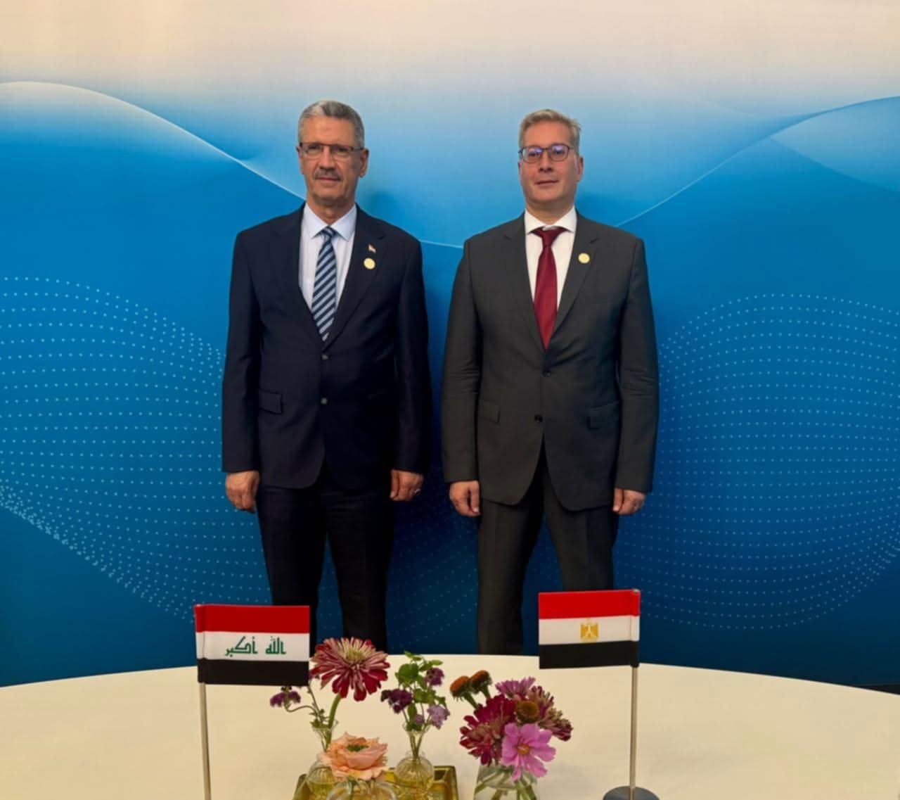 وزير البترول يعقد جلسة مباحثات مع نائب رئيس مجلس الوزراء ووزير النفط العراقي 