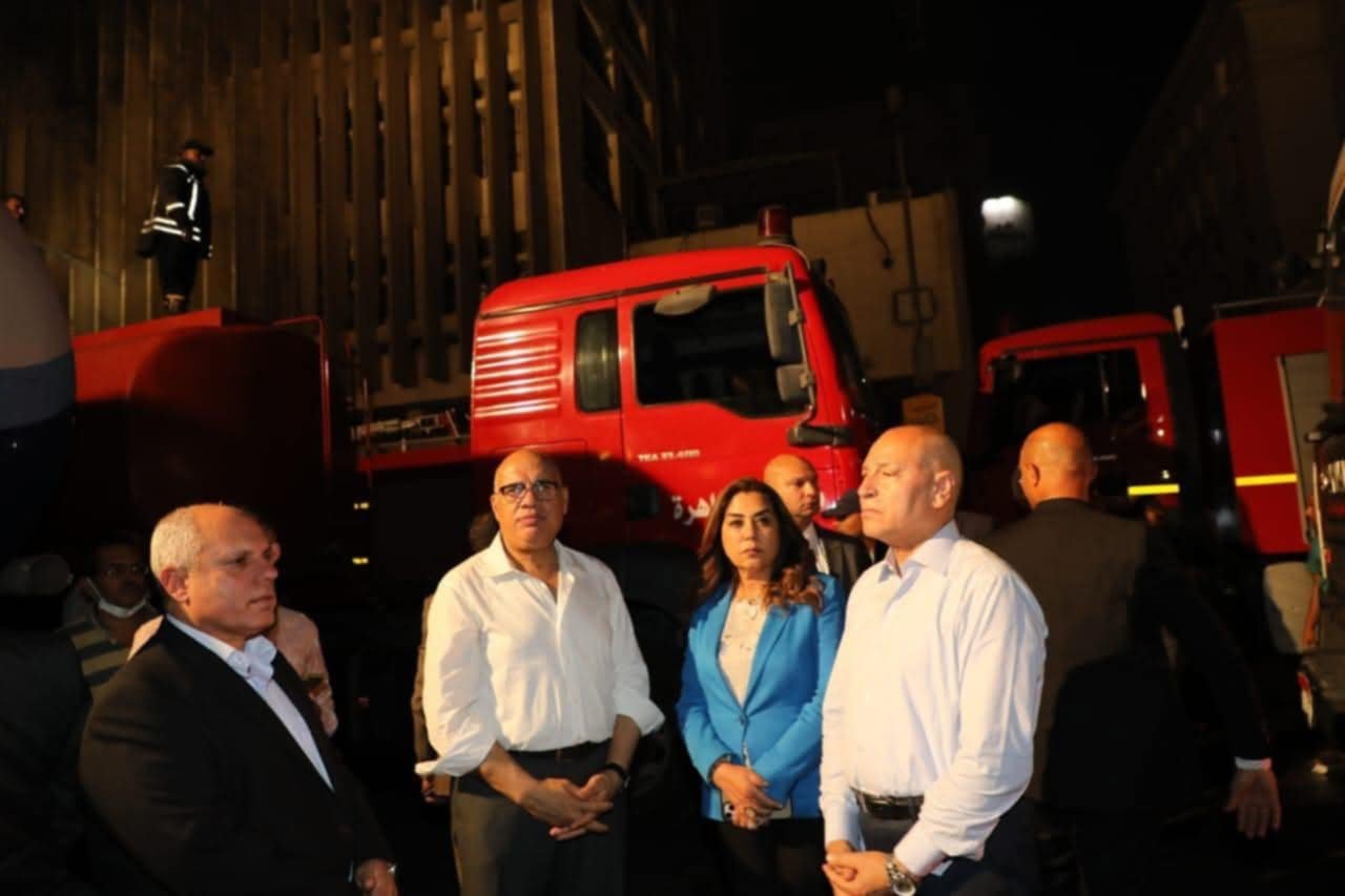 وزيرة التنمية المحلية تتابع مع محافظ القاهرة عمليات إخماد حريق سنترال رمسيس  