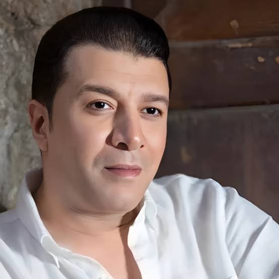 مصطفى كامل ينفعل على الهواء ويوجه رسالة لراغب علامة: "هنعمل مهرجان البوس في مصر؟"