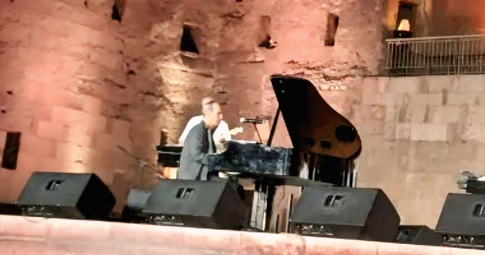 عمرو سليم يودع جمهور القلعة بـ"أحلف بسماها" في ختام حفله