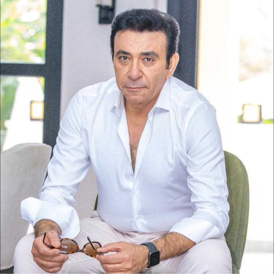 رحيل المذيع عاطف كامل.. صوت التسعينات وبرنامج "لو بطلنا نحلم" في ذمة الله
