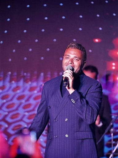 رامي صبري يلفت الأنظار بإطلالة سوداء أنيقة خلال حفله الأخير