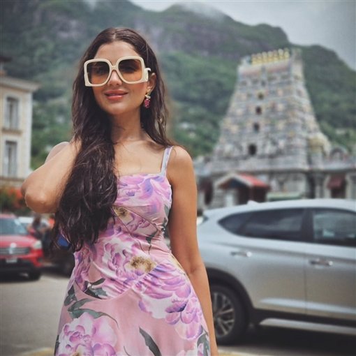 مي عمر تنتقل من أجواء البحر إلى سحر المدينة خلال رحلتها في سيشل