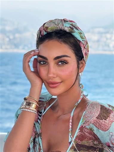 نور الغندور تتألق في أجواء صيفية خلال رحلة بحرية في أحدث جلسة تصويرية لها