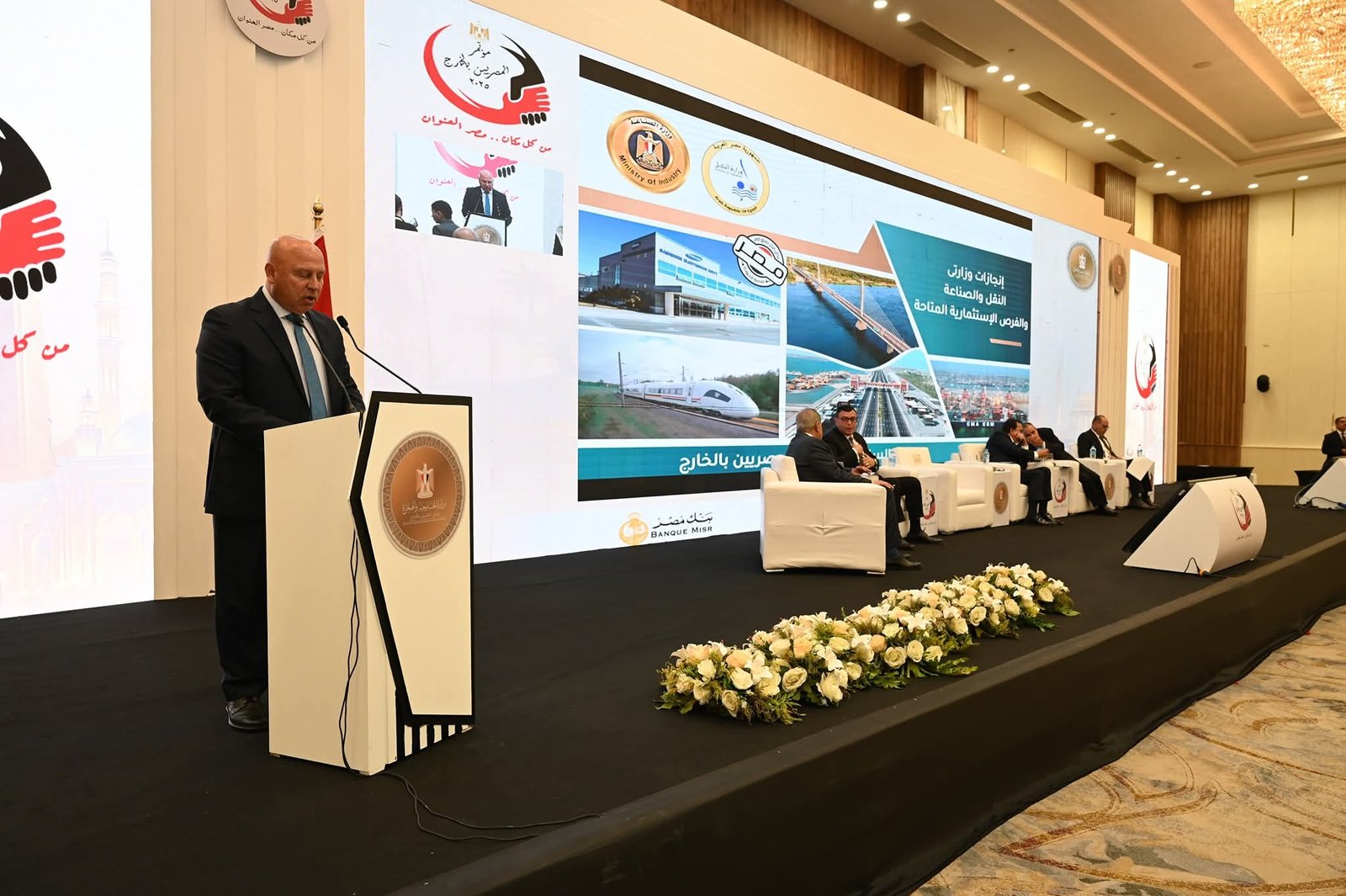 وزير الصناعة والنقل يستعرض جهود الدولة في مجالي النقل والصناعة