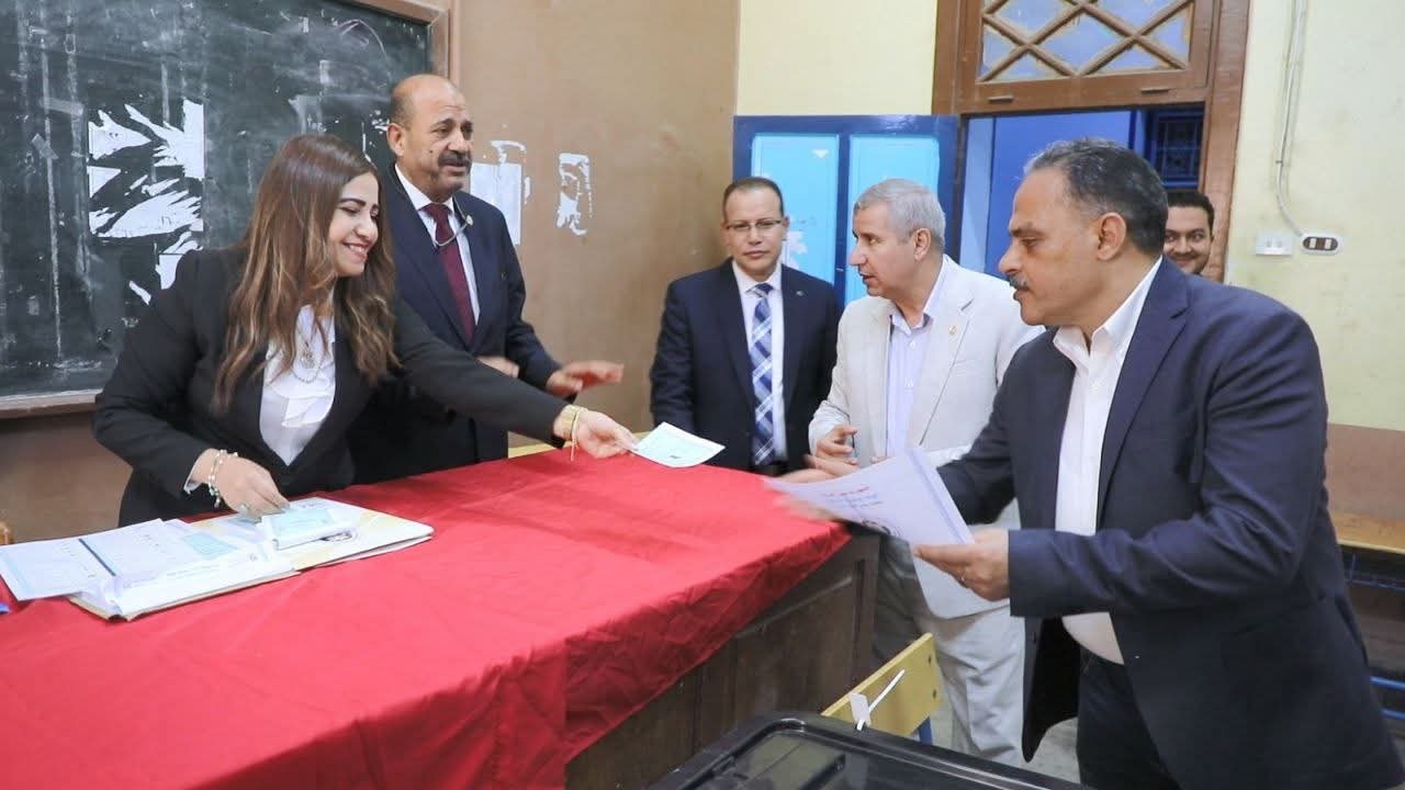 محافظ الشرقية يدلي بصوته في إنتخابات مجلس الشيوخ 2025 