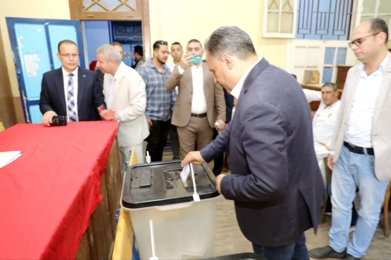 محافظ الشرقية يدلي بصوته في إنتخابات مجلس الشيوخ 2025 
