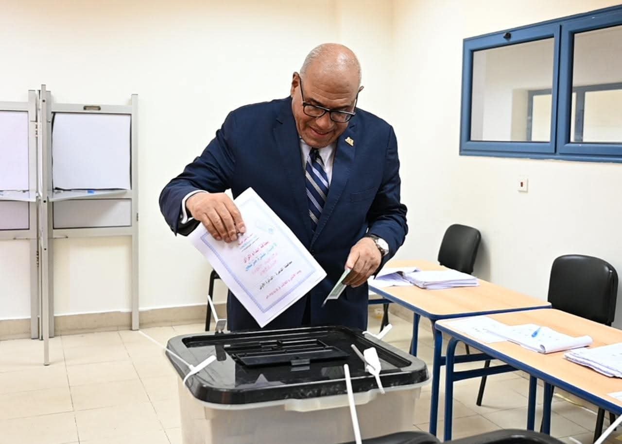 رئيس الهيئة العربية للتصنيع يُدلي بصوته في انتخابات مجلس الشيوخ