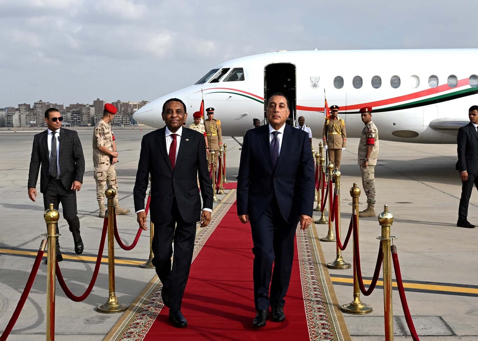 رئيس الوزراء يستقبل نظيره السوداني بمطار القاهرة الدولي