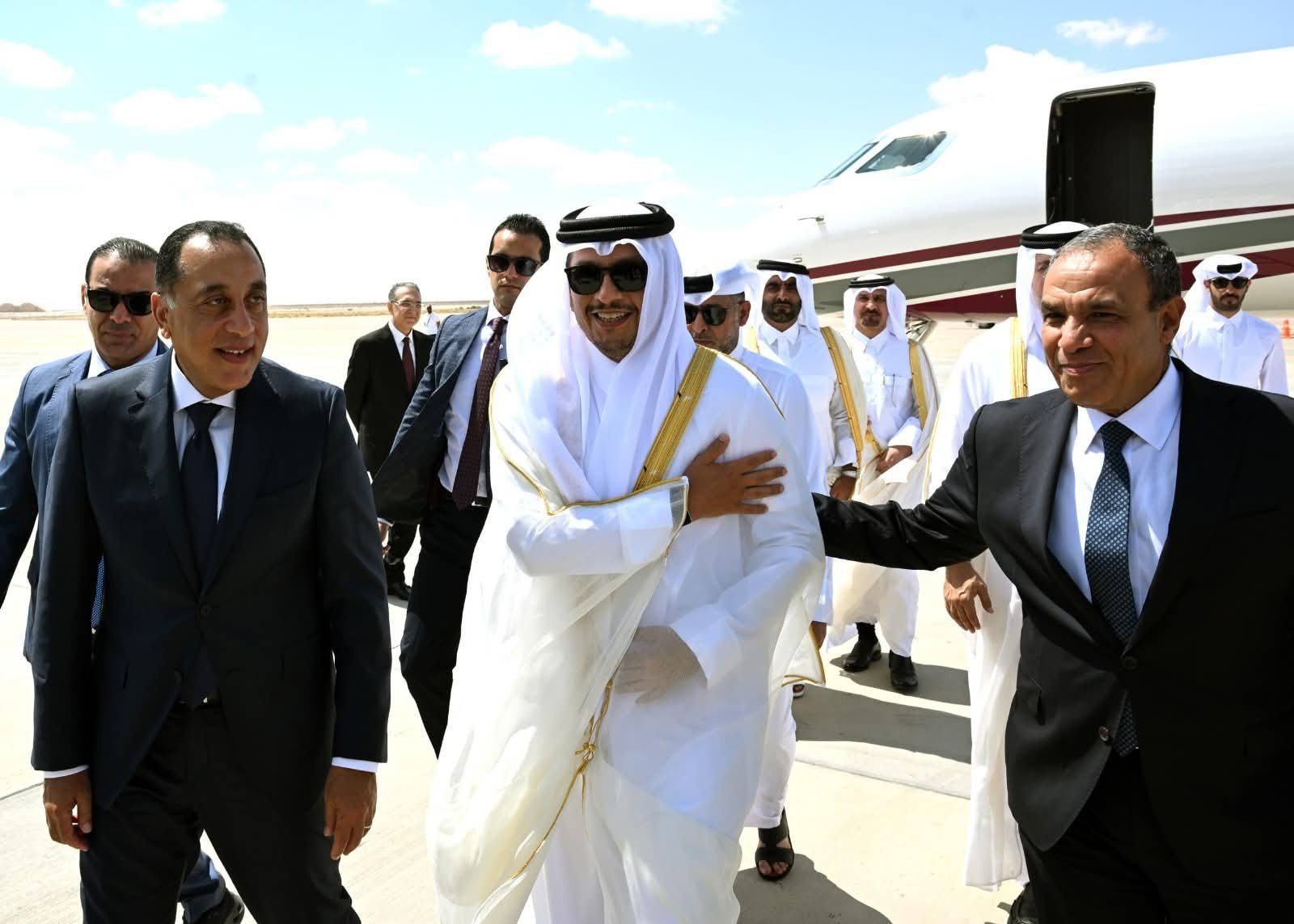 رئيس الوزراء يستقبل رئيس مجلس الوزراء وزير الخارجية بدولة قطر بمطار العلمين الدولي