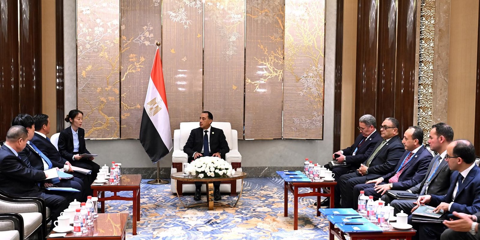 رئيس الوزراء يلتقي رئيس شركة "TBEA" الصينية المتخصصة في هندسة الطاقة وتصنيع المعدات الكهربائية