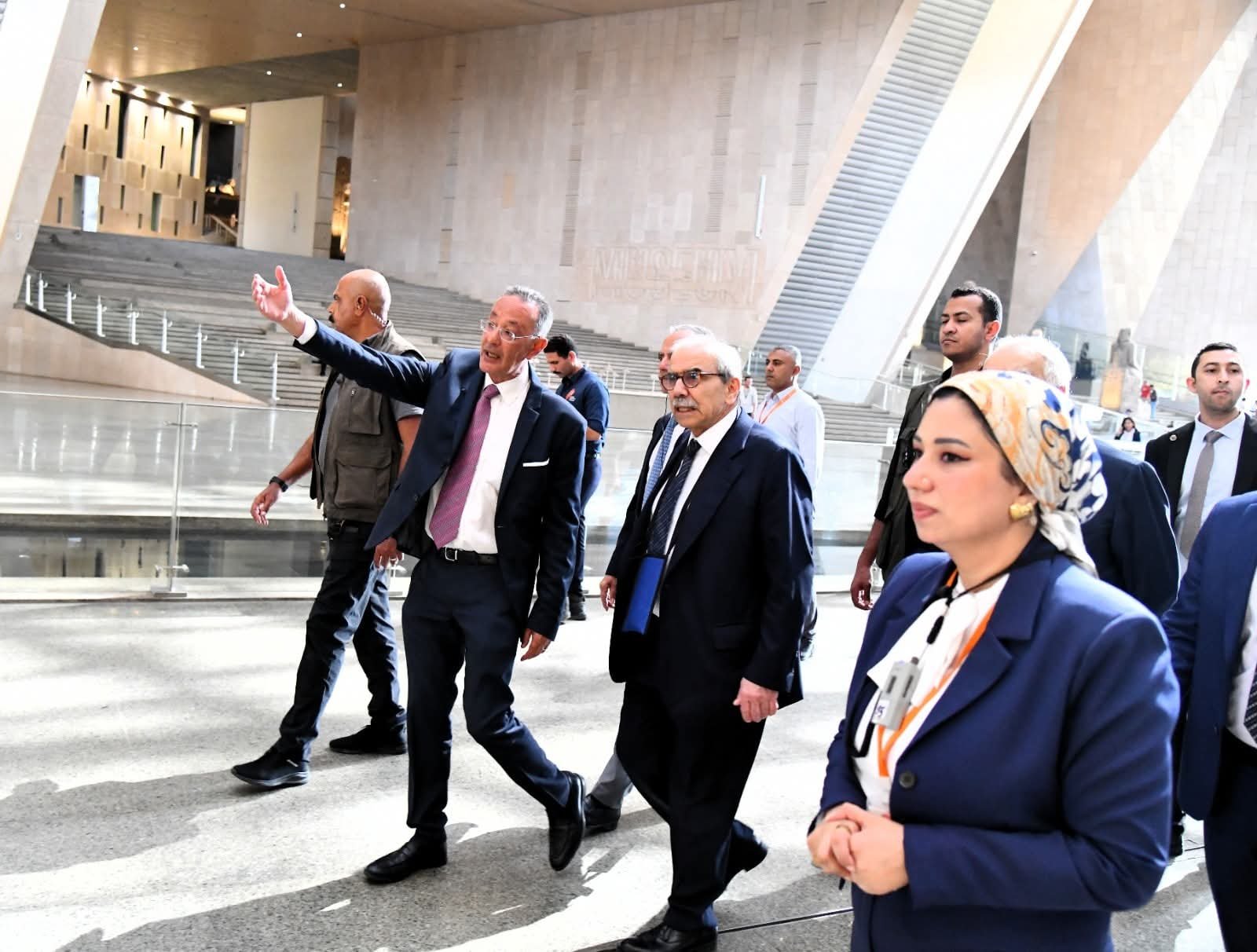رئيس مجلس الوزراء اللبناني والوفد المرافق له يزور المتحف المصري الكبير