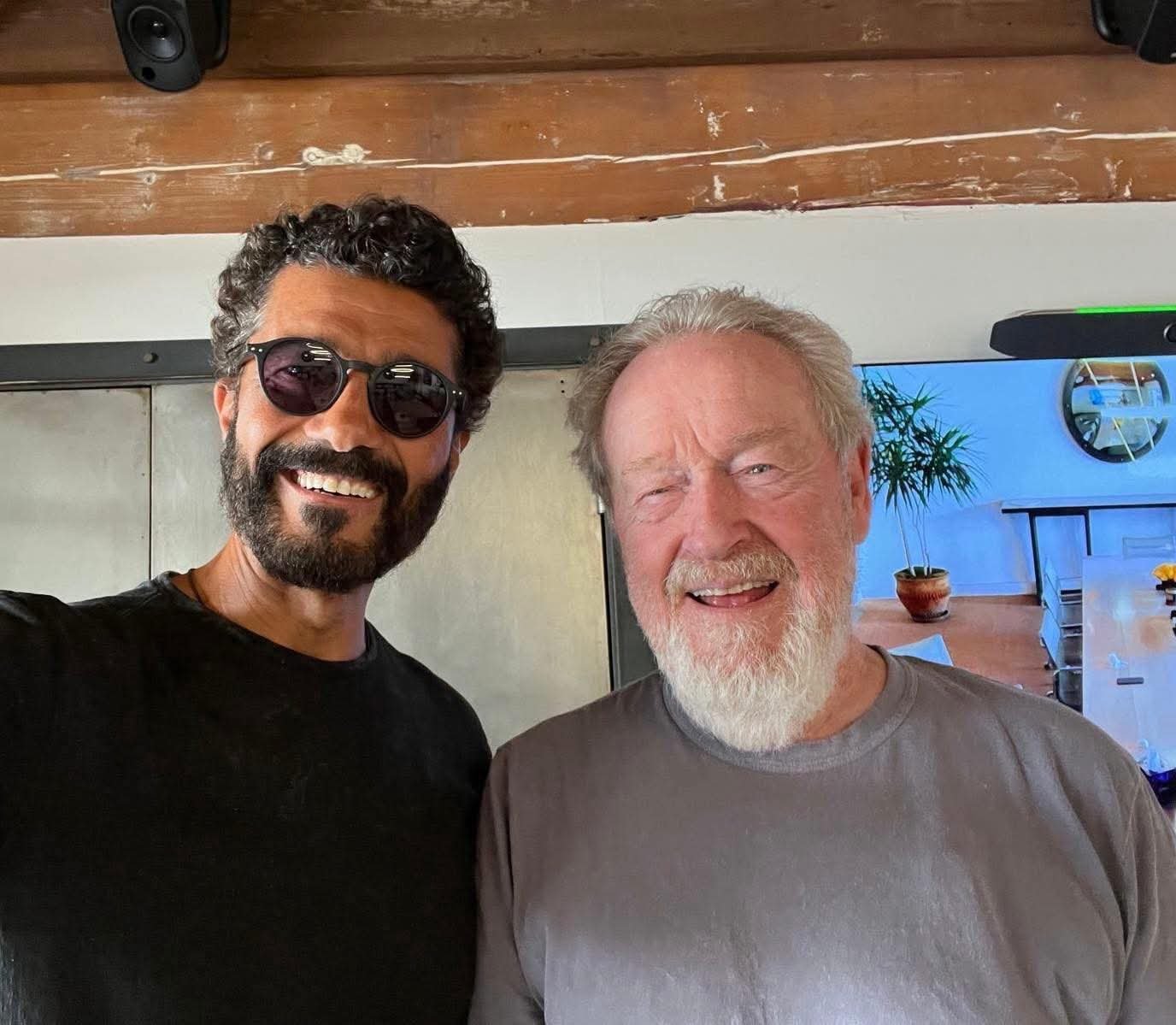 خالد النبوي يلتقي المخرج العالمي ريدلي سكوت: "دايمًا حلو الكلام عن السينما مع الملهم الكبير"