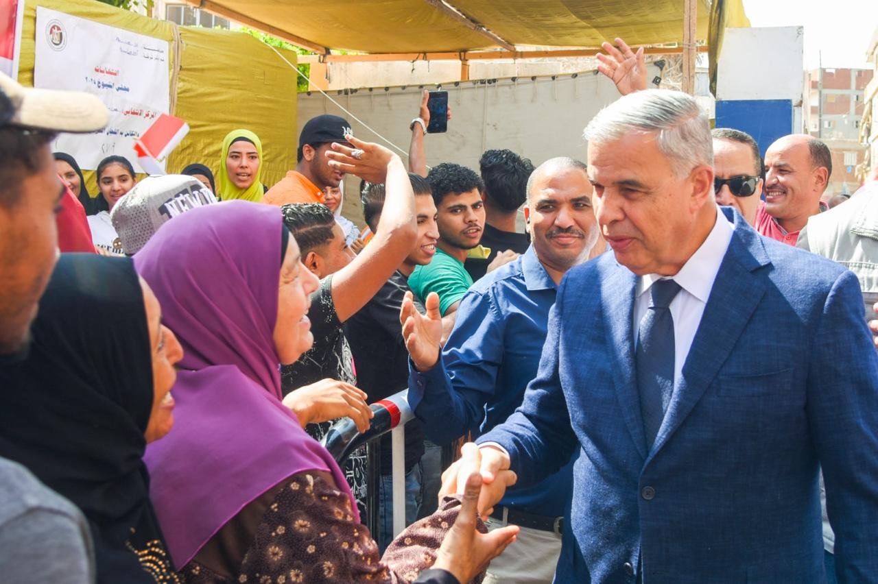 "من قلب الحدث.. محافظ الإسكندرية يتابع انتخابات الشيوخ لحظة بلحظة لضمان سير العملية بسلاسة"