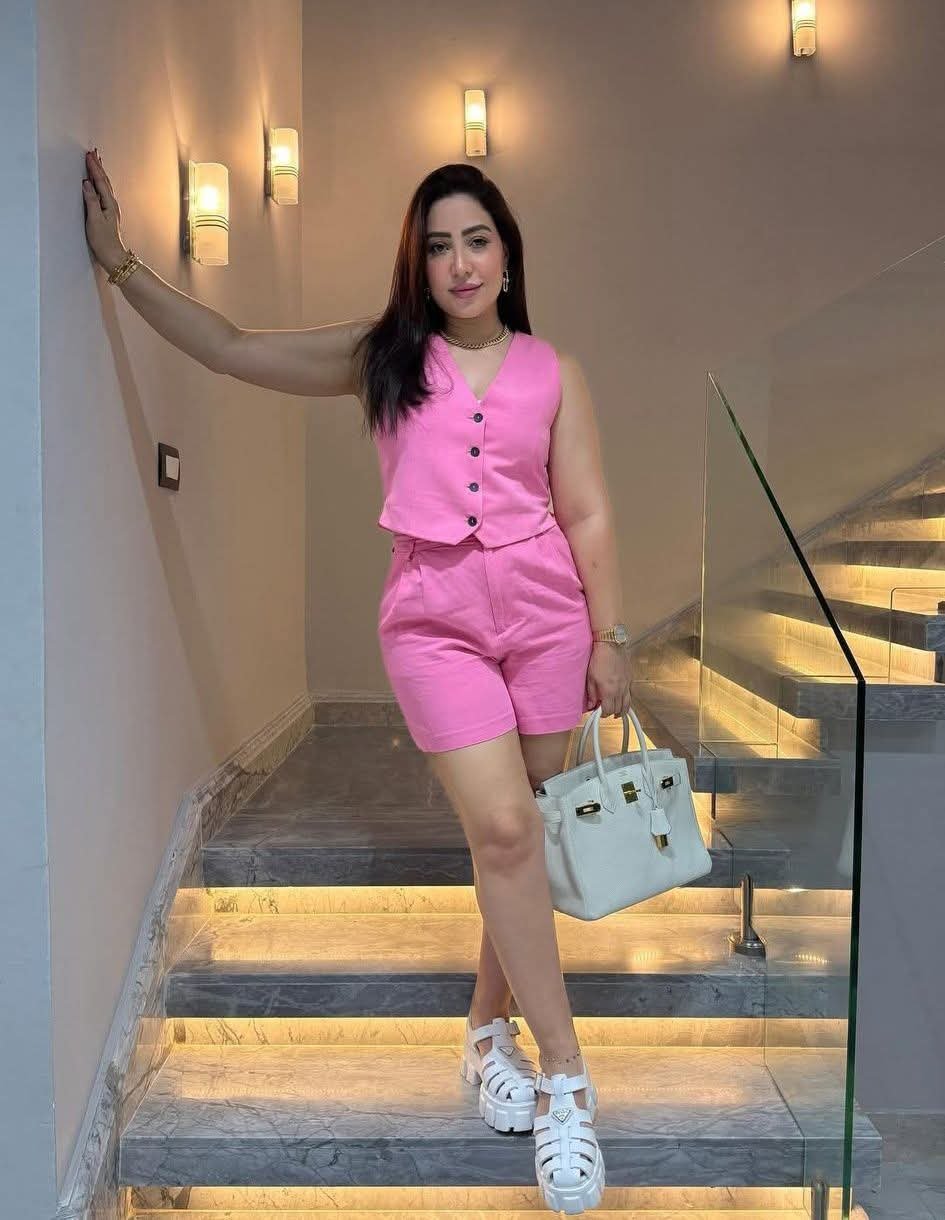 بوسي تتألق بإطلالة صيفية أنيقة بالوردي وتخطف الأنظار على السوشيال ميديا