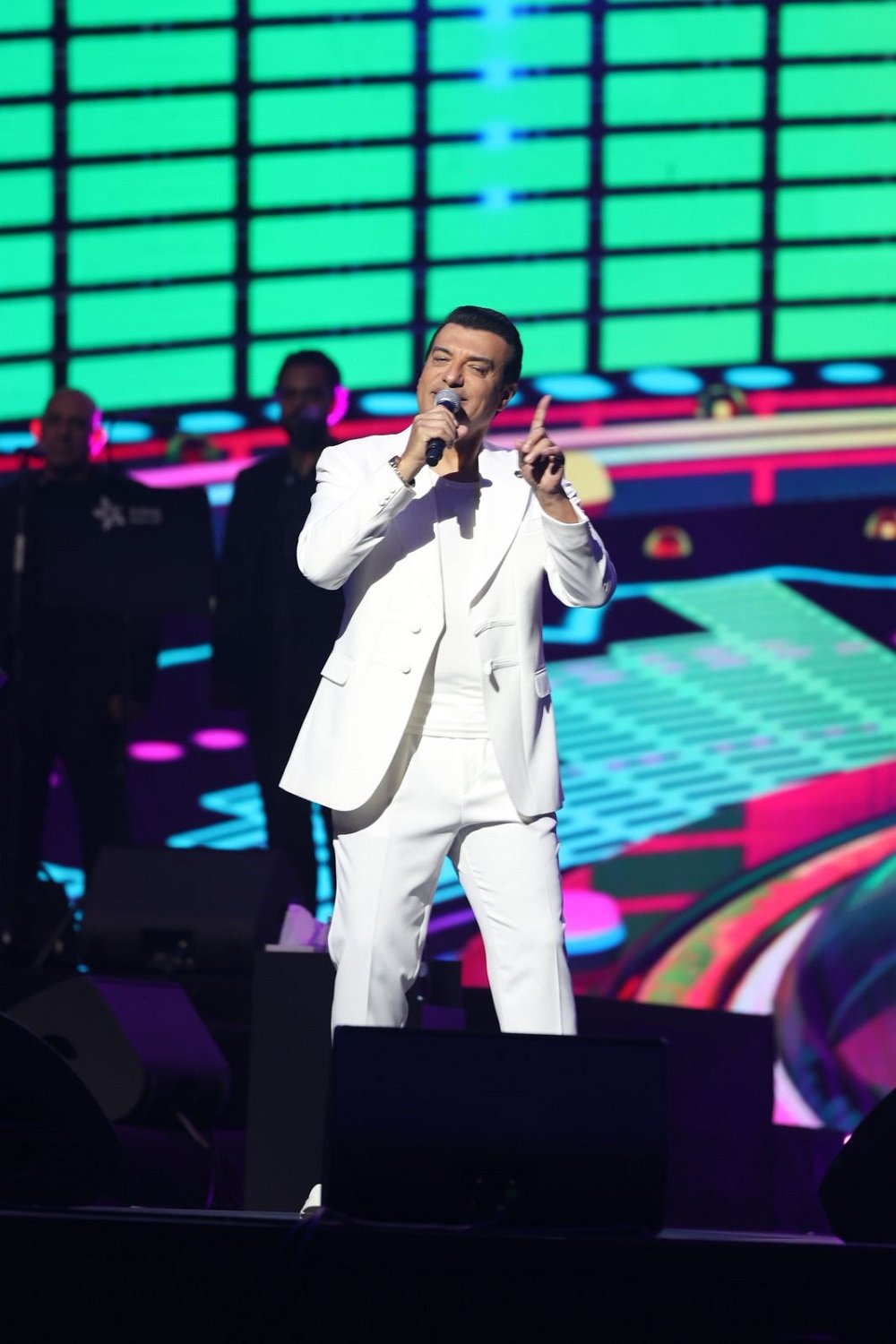 كامل العدد.. إيهاب توفيق يتألق في حفل 'ليلة التسعينات' بموسم جدة 