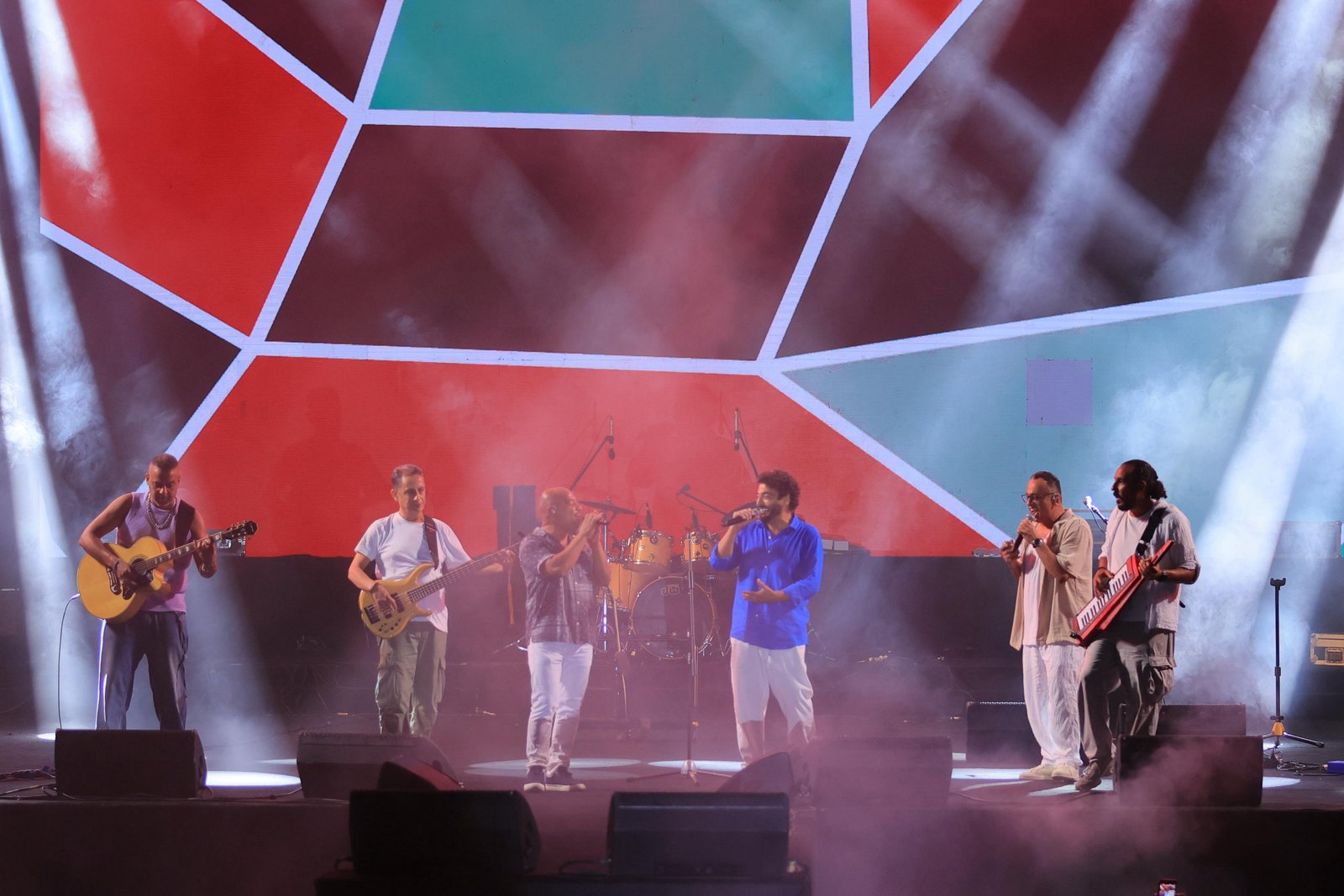 حميد الشاعري يجمع بين التسعينات والشباب ويغني مع مسار إجباري