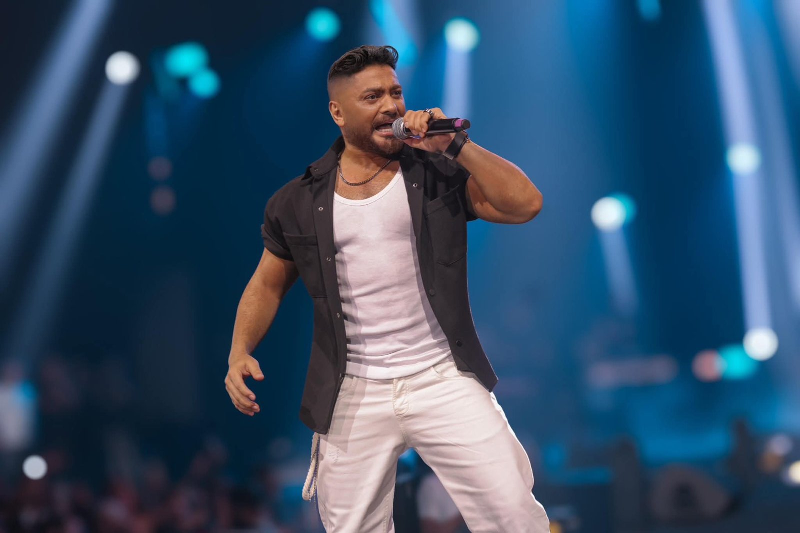 تامر حسني يشارك متابعيه بصور من حفله في لبنان 