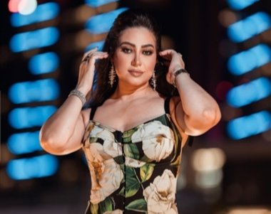 بوسي تخطف الأنظار بإطلالة منعشة وسط الأزهار والنباتات الخضراء