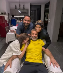 شريف منير يجتمع مع عائلته فى أجواء دافئة.. وأسما توجه رسالة مؤثرة عن صلة الرحم بعد ارتدائها الحجاب