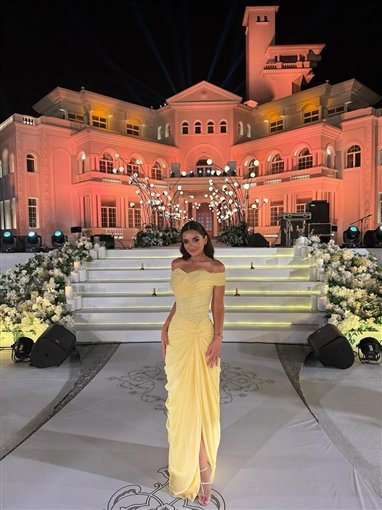 ملك أحمد زاهر تخطف الأنظار بفستان أصفر أنيق أبرز رشاقتها وجمالها الطبيعي