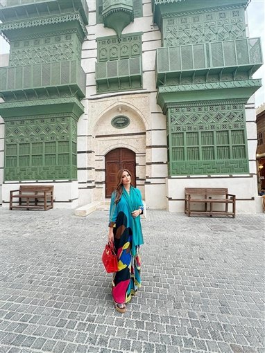 العراقة و الأصالة و الجمال..نسرين طافش خلال جولة في جدة