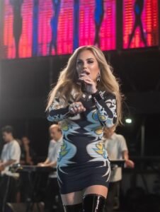 نيكول سابا تشعل الأجواء في آخر حفل غنائي لها وسط حضور جماهيري كبير 2 نيكول سابا تشعل الأجواء في حفل غنائي حماسي داخل أحد الأندية الرياضية