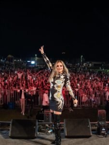 نيكول سابا تشعل الأجواء في آخر حفل غنائي لها وسط حضور جماهيري كبير 3 نيكول سابا تشعل الأجواء في حفل غنائي حماسي داخل أحد الأندية الرياضية