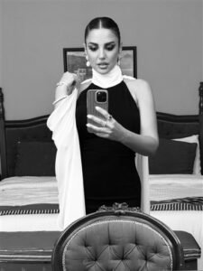 إطلالة أنيقة لـ درة بالأبيض والأسود خلال تكريمها في مهرجان بورسعيد السينمائي