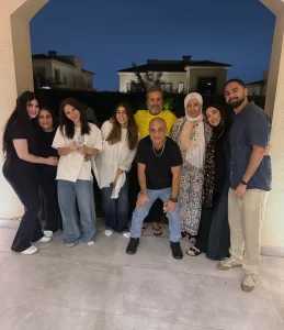 شريف منير يجتمع مع عائلته فى أجواء دافئة.. وأسما توجه رسالة مؤثرة عن صلة الرحم بعد ارتدائها الحجاب
