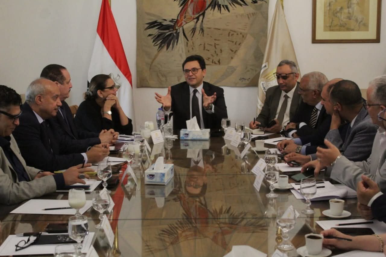 وزير الثقافة يعقد الاجتماع الدوري مع قيادات الوزارة لمتابعة خطط العمل المستقبلية 
