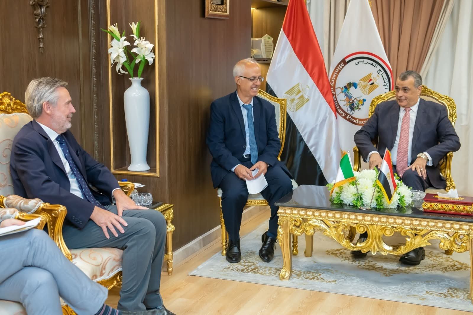 وزير الدولة للإنتاج الحربي يستقبل السفير الإيطالي لبحث سبل تعزيز التعاون المشترك في مجالات التصنيع العسكري والمدني 2 وزير الدولة للإنتاج الحربي يستقبل السفير الإيطالي لبحث سبل تعزيز التعاون المشترك في مجالات التصنيع العسكري والمدني
