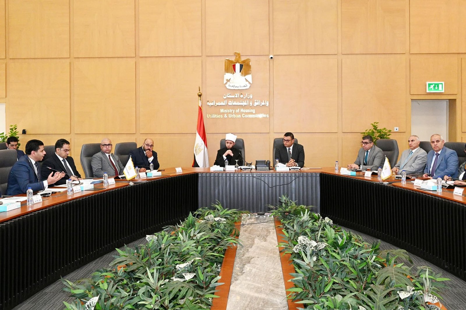 وزيرا الإسكان والأوقاف يناقشان عدداً من الموضوعات المشتركة بين الوزارتين