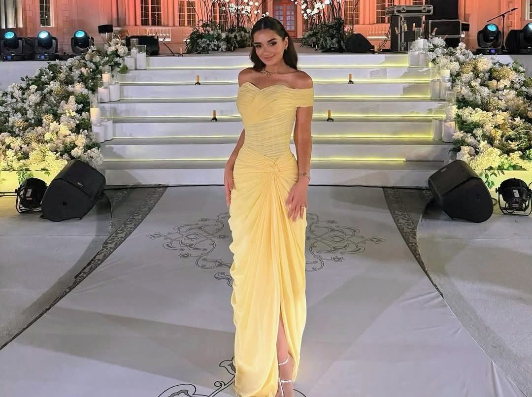 ملك أحمد زاهر تتألق بفستان أصفر في حفل زفاف صديقتها