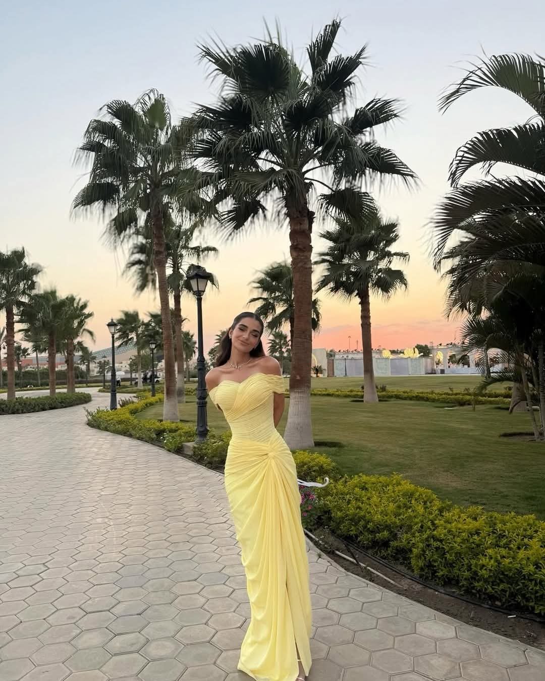 ملك أحمد زاهر تتألق بفستان أصفر في حفل زفاف صديقتها