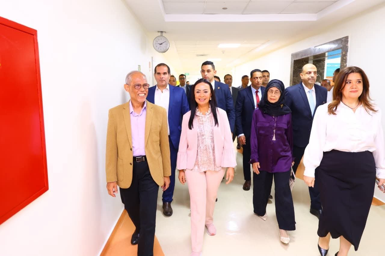 وزيرة التضامن تصطحب وزير الأسرة والتنمية الاجتماعية بجمهورية سنغافورة في زيارة لمستشفى الناس